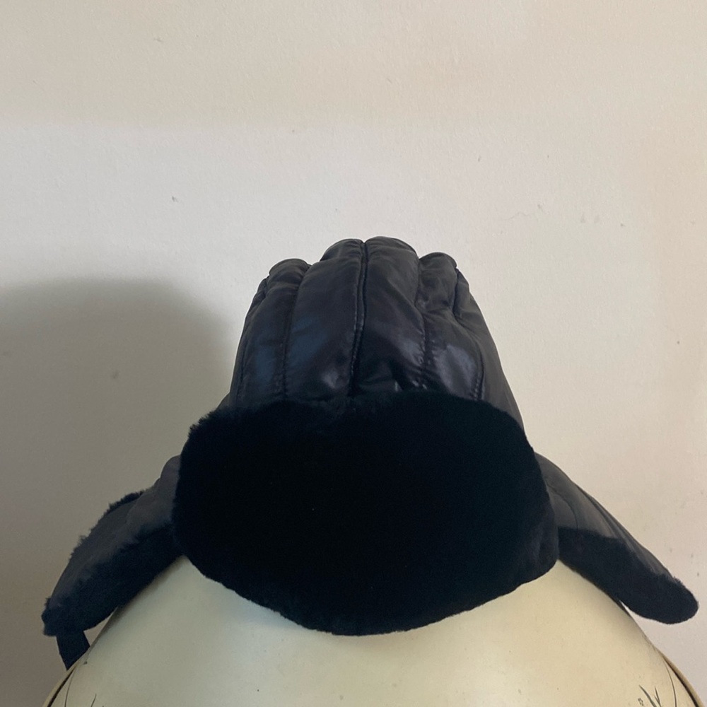 Up for sale is this beautiful unworn hat with tags by uggs Australia.